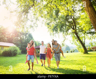 Gruppe von fünf Jugendlichen Freunde Spaß im park Stockfoto