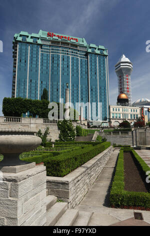 Oakes Garden Theater mit Sheraton Hotel Falls und Niagara Casino. Clifton Hill, Niagara Falls, Ontario, Kanada. Stockfoto