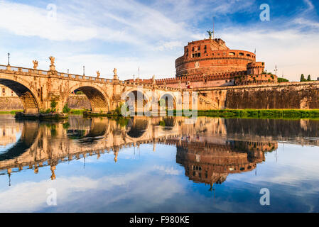 Rom, Italien. Brücke und Castel Sant Angelo und des Flusses Tiber. Als Mausoleum in 123AD alten römischen Reiches errichtet durch Kaiser Hadrian. Stockfoto