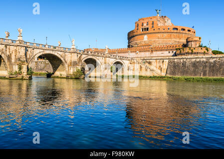 Rom, Italien. Brücke und Schloss Sant Angelo und des Flusses Tiber. Als Mausoleum in 123AD alten römischen Reiches durch Kaiser Hadrian gebaut Stockfoto