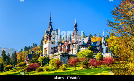 Schloss Peles, Rumänien. Schöne berühmten Königsschloss und Ziergarten in Sinaia Wahrzeichen der Karpaten in Europa Stockfoto