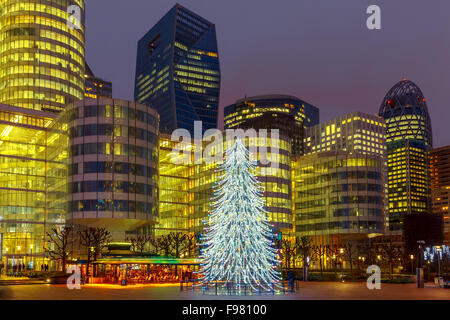 Weihnachtsbaum zwischen den Wolkenkratzern in Paris, Frankreich. Stockfoto