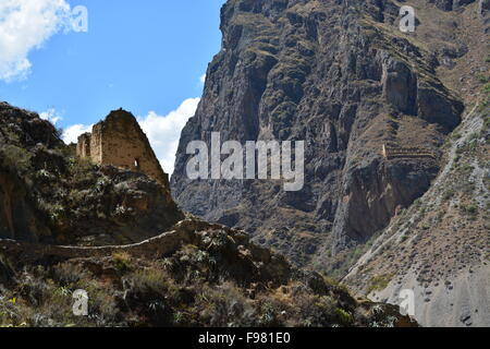 Ein Hang Lagerhalle auf den Inka-Ruinen von Ollantaytambo im Heiligen Tal von Peru. Stockfoto