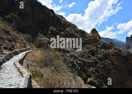 Der Hang-Pfad zu einer Lagerhalle in die Inka-Ruinen von Ollantaytambo im Heiligen Tal von Peru. Stockfoto