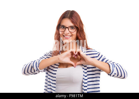 Schöne Frau, so dass die Form eines Herzens mit den Händen, isoliert auf weißem Hintergrund Stockfoto