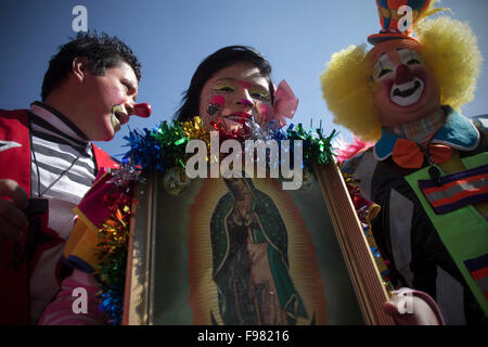 Mexico City, Mexiko. 14. Dezember 2015. Clowns beteiligen sich die jährliche Wallfahrt der Clowns Guadalupe Basilica, in Mexiko-Stadt, Hauptstadt von Mexiko, am 14. Dezember 2015. Bildnachweis: Alejandro Ayala/Xinhua/Alamy Live-Nachrichten Stockfoto