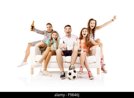 Gruppe der glückliche junge Menschen auf Sofa sitzen und halten Fußball und Getränke in Flaschen, isoliert auf weißem Hintergrund. Best frien Stockfoto