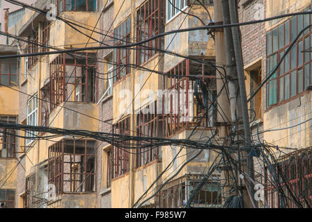Kabel Chaos vor den Apartments in Xinjiang, China Stockfoto