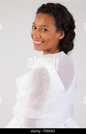 Hübsche schwarze Frau, die in einer weißen Hochzeit Kleid, glücklich Stockfoto