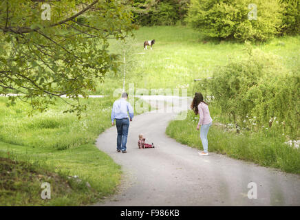 Glückliche Familie mit Sohn in der grünen Natur spielen Stockfoto