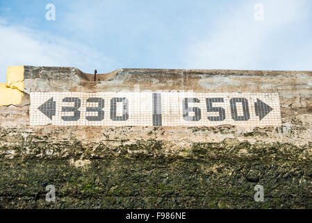 Miraflores Schleusen Innenansicht Panama-Stadt Panama // PANAMAKANAL, Panama — die Innenansicht der Miraflores Schleusen am südlichen Ende des Panamakanals, von einem durchfahrenden Schiff aus gesehen. Diese massiven Betonkammern, die 1914 fertiggestellt wurden, bilden einen entscheidenden Teil der 50 km langen Wasserstraße, die den Atlantik und den Pazifischen Ozean verbindet. Die Schleusen dienen als Wasseraufzüge, die Schiffe um etwa 85 Meter anheben und senken, um Panamas kontinentale Wasserscheide zu befahren. Ursprünglich von den Vereinigten Staaten gebaut und betrieben, wurde der Panamakanal am 31. Dezember 1999 an die panamaische Souveränität übertragen Stockfoto