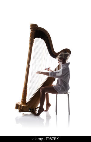 Silhouette der Frau spielt die Harfe, isoliert auf weißem Hintergrund Stockfoto