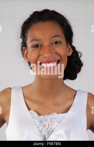 Hübsche schwarze Frau in einem weißen Hochzeit Kleid, Lächeln für Freude Stockfoto