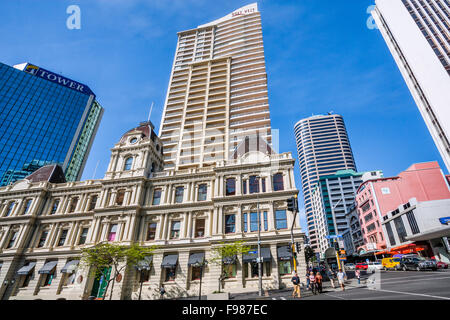 Neuseeland, Nordinsel, Auckland, das alte Zollhaus in Customs Street ist umgeben von modernen Innenstadt Aukland Hochhaus. Stockfoto