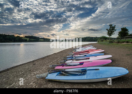 Sommer Sonnenuntergang über See Landschaft mit Freizeitboote am Ufer Stockfoto