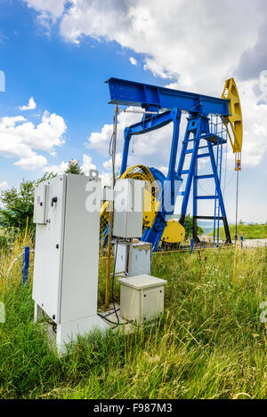 Extraktion-Ölpumpen mit SPS-Schaltschrank. Öl und Gas Industrie-Landschaft. Stockfoto