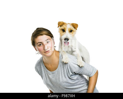 Junge Frau spielt mit ihren niedlichen Parson-Russell-Terrier Hund isoliert auf weißem Hintergrund Stockfoto