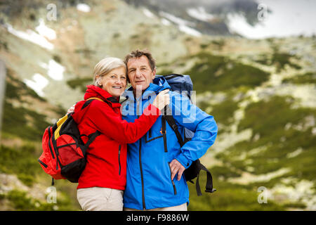 Wandern in der herrlichen Bergwelt Senior Tourist-paar Stockfoto