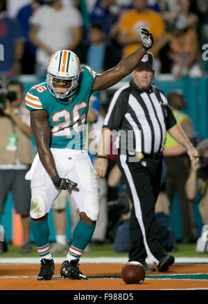 Miami Gardens, Florida, USA. 14. Dezember 2015. Miami Dolphins Runningback Lamar Miller (26) hat einen Touchdown-Tanz im Sun Life Stadium in Miami Gardens, Florida am 14. Dezember 2015. Bildnachweis: Allen Eyestone/The Palm Beach Post/ZUMA Draht/Alamy Live-Nachrichten Stockfoto