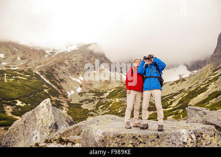 Senior Wanderer Paar genießt die Landschaftsansicht mit Fernglas Stockfoto