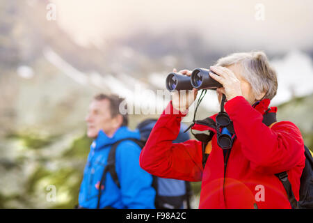 Senior Wanderer Paar genießt die Landschaftsansicht mit Fernglas Stockfoto