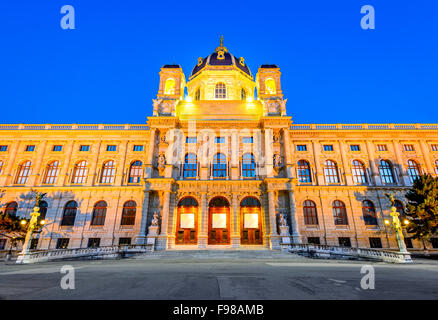 Wien, Österreich. Schöne Aussicht auf die berühmte Naturhistorischen Museum (Naturhistorisches Museum) mit Park Maria-Theresien-Platz. Stockfoto