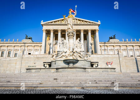 Panoramablick über österreichische Parlamentsgebäude mit berühmten Pallas Athene Brunnen und Haupteingang in Wien, Österreich Stockfoto