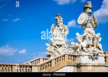 Skulptur der Wächter auf der Gloriette im Schlosspark Schönbrunn, Wien, Österreich. Stockfoto
