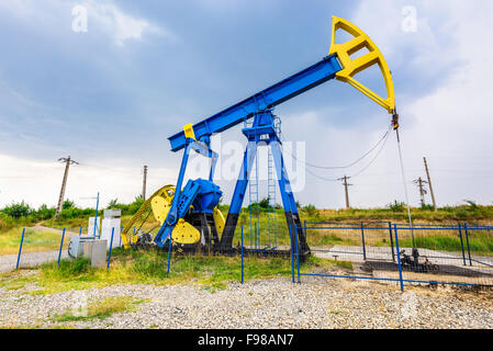 Extraktion-Ölpumpen mit SPS-Schaltschrank. Öl und Gas Industrie-Landschaft. Stockfoto