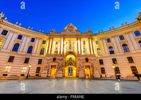 Wien, Österreich. Hofburg Palast von Michaelerplatz, im Weitwinkel bei Dämmerung, Habsburg Empire Landmark in Vienn gesehen. Stockfoto