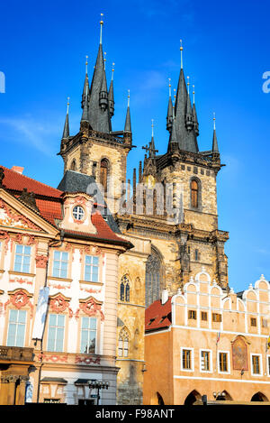 Prag, Tschechische Republik. Eines der Stare Mesto Symbole, Kirche der Muttergottes von Tyn, mit gotischen Fassade und 80 Meter Türmen, Böhmen. Stockfoto