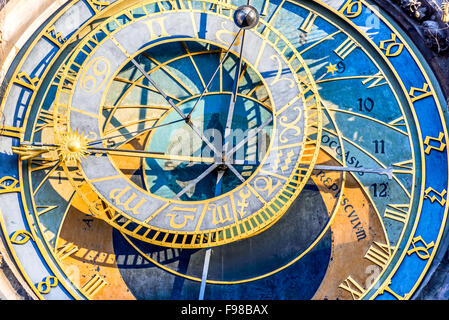 Prag, Tschechische Republik. Astronomische Uhr (Prager Orloj), an der südlichen Wand des Altstädter Rathaus in Stare Mesto. Stockfoto