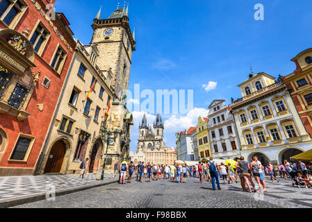 Touristen in Stare Mesto Platz mit alten Stadtturm und Teynkirche, Hauptattraktion von Prag, Böhmen. Stockfoto