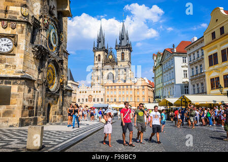 Touristen in Stare Mesto Platz mit alten Stadtturm und Teynkirche, Hauptattraktion von Prag, Böhmen. Stockfoto