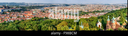 Prag, Tschechische Republik. Ansicht der Mala Strana, Karlsbrücke, Moldau und Stare Mesto von Petrin-Hügel. Wahrzeichen von Böhmen. Stockfoto