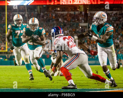 Miami Gardens, Florida, USA. 14. Dezember 2015. Miami Dolphins Runningback Lamar Miller (26), läuft in die Endzone für den ersten Touchdown des Spiels gegen die New York Giants in NFL-Spiel Montag, 14. Dezember 2015 bei Sun Life Stadium in Miami Gardens. Bildnachweis: Bill Ingram/The Palm Beach Post/ZUMA Draht/Alamy Live-Nachrichten Stockfoto