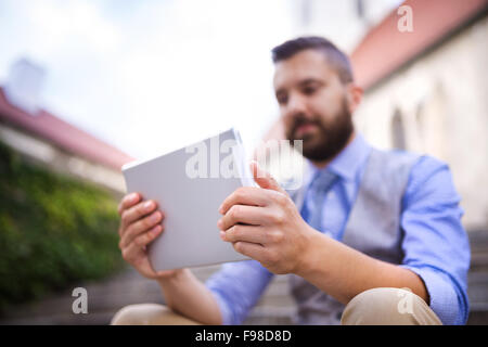 Hübsche Hipster modernen Geschäftsmann mit Laptop in der Stadt Stockfoto