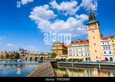 Prag, Tschechische Republik. Smetana, die mittelalterlichen Gebäude, Moldau, Karlsbrücke und Prager Burg, Wahrzeichen der Hauptstadt Böhmens. Stockfoto