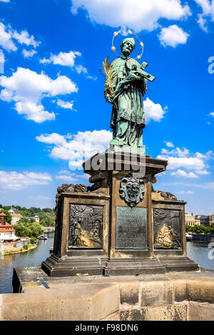 Prag, Tschechische Republik. Saint Augustine-Statue auf der Karlsbrücke (Karluv Most), Wahrzeichen der Hauptstadt Böhmens. Stockfoto