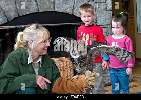 Ein Parkranger zeigt eine Waldohreule junge Enthusiasten im Amicalola Falls State Park in North Georgia. Stockfoto