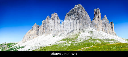 Blick auf den berühmten Tre Cime di Lavaredo (Drei Zinnen) in Dolomiten, einer der bekanntesten Berggruppen in Europa. Stockfoto