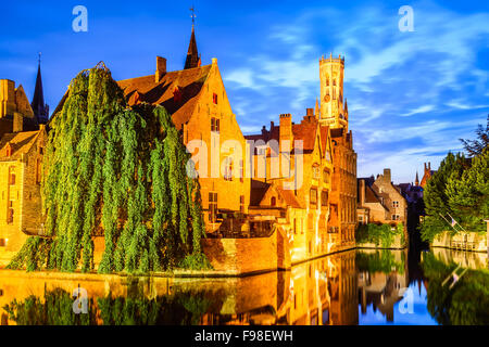 Brügge, Belgien. Bild mit Rozenhoedkaai in Brügge, Dijver Fluss Kanal Twilight und Belfort (Belfried) Turm. Stockfoto