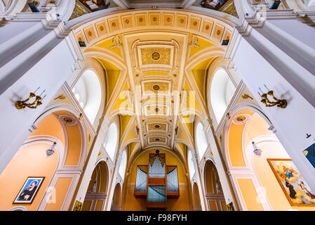 Interieur in Kirche von SS Medici Cosma und Damiano in Alberobello, Apulien, Apulien in Italien. Stockfoto