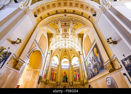 Interieur in Kirche von SS Medici Cosma und Damiano in Alberobello, Apulien, Apulien in Italien. Stockfoto