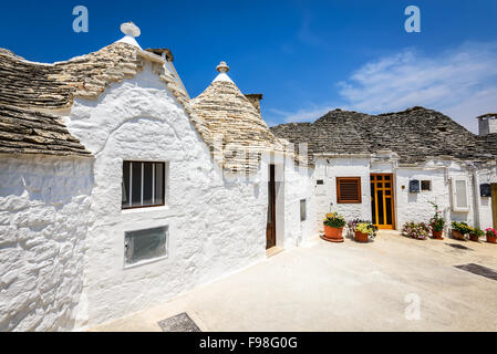 Alberobello, Italien, Apulien. Einzigartigen Trulli Häuser mit konischen Dächern. Trullo, Trulli, einem traditionellen apulischen trocken Steinhütte. Stockfoto