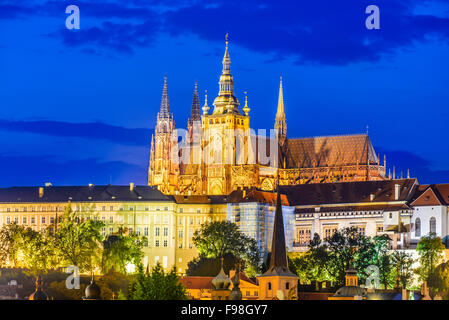 Prag, Tschechische Republik. Hradschin (Prager Burg) mit St. Vitus Cathedral und St. George Kirche Abenddämmerung, Böhmen. Stockfoto