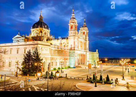 Madrid, Spanien. Twilight-Skyline von Santa María la Real De La Almudena Kathedrale, Sitz der römisch-katholischen Erzdiözese Madrid. Stockfoto