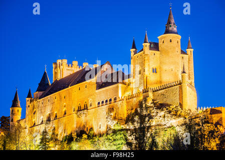 Segovia, Spanien. Herbstlichen Abenddämmerung Blick auf Schloss von Segovia, bekannt als Alcazar und in Kastilien und Leon im 12. Jahrhundert erbaut. Stockfoto