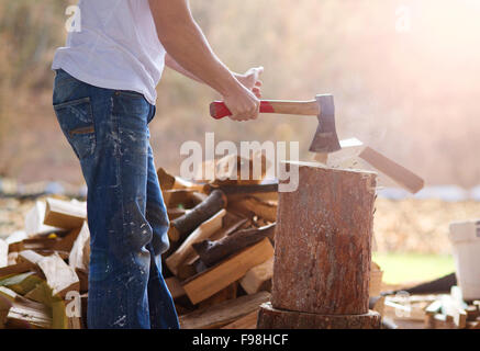 Detail des Jünglings Holzhacken in seinem Hinterhof Stockfoto