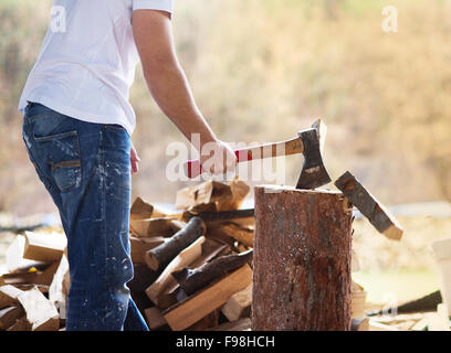 Detail des Jünglings Holzhacken in seinem Hinterhof Stockfoto